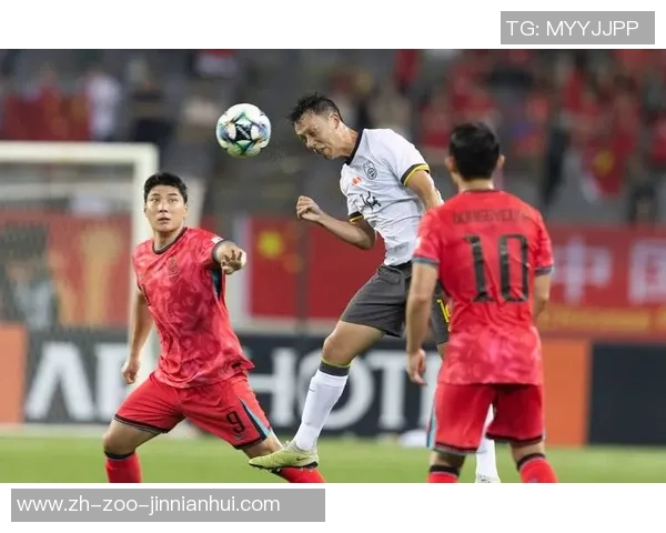 足球裁判因判罚争议自罚红牌引发球迷热议与媒体关注 足球裁判因判罚争议自罚红牌引发球迷热议与媒体关注